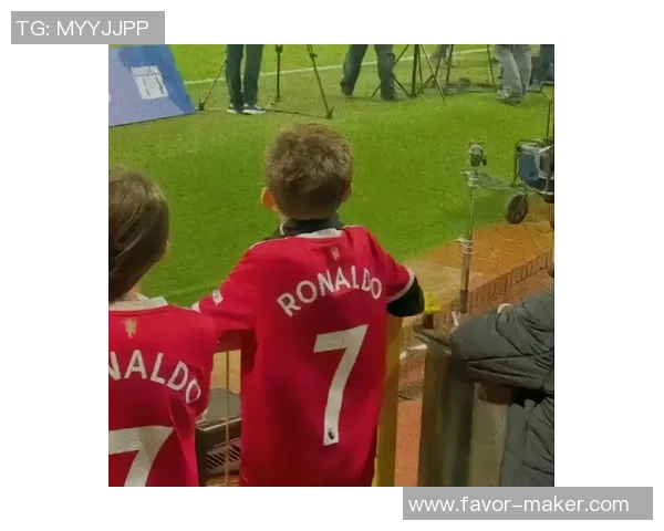 甜蜜情侣头像搭配可爱足球明星形象展现青春活力与爱情的完美结合 甜蜜情侣头像搭配可爱足球明星形象展现青春活力与爱情的完美结合