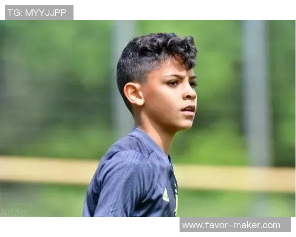 足球明星在训练中意外晃倒儿子引发热议网友纷纷点赞父子情深的瞬间 足球明星在训练中意外晃倒儿子引发热议网友纷纷点赞父子情深的瞬间