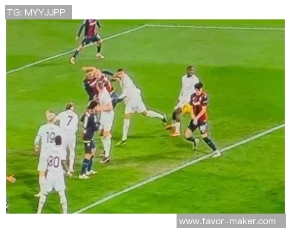 足球明星比赛中鞋子损坏瞬间曝光引发球迷热议与关注 足球明星比赛中鞋子损坏瞬间曝光引发球迷热议与关注